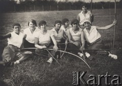 22.07.1930, Gostynin, Polska.
Studentki Centralnego Instytutu Wychowania Fizycznego na obozie treningowym, dziewczęta po ćwiczeniach w strzelaniu z łuku.
Fot. NN, zbiory Ośrodka KARTA, udostępniła Aldona Nikoniuk.

