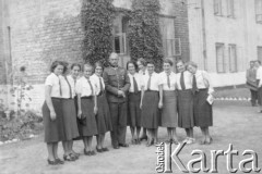 1936 lub 1937, Warszawa, Polska.
Uczestniczki kursu przysposobienia wojskowego, piąta od prawej stoi Aldona Jackiewicz.
Fot. NN, zbiory Ośrodka KARTA, udostępniła Aldona Nikoniuk.

