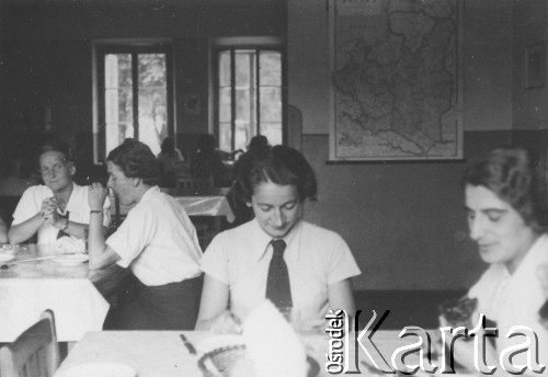 1936 lub 1937, Warszawa, Polska.
Uczestniczki kursu przysposobienia wojskowego, stołówka.
Fot. NN, zbiory Ośrodka KARTA, udostępniła Aldona Nikoniuk.

