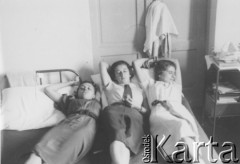 1936 lub 1937, Warszawa, Polska.
Uczestniczki kursu przysposobienia wojskowego.
Fot. NN, zbiory Ośrodka KARTA, udostępniła Aldona Nikoniuk.

