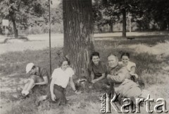1936 lub 1937, Warszawa, Polska.
Uczestniczki kursu przysposobienia wojskowego, ćwiczenia z łączności, druga od lewej Aldona Jackiewicz.
Fot. NN, zbiory Ośrodka KARTA, udostępniła Aldona Nikoniuk.


