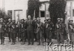 1936 lub 1937, Warszawa, Polska.
Ćwiczenia sanitariuszek podczas kursu przysposobienia wojskowego, dziewczyny w maskach przeciwgazowych.
Fot. NN, zbiory Ośrodka KARTA, udostępniła Aldona Nikoniuk.

