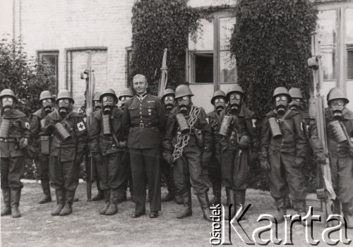 1936 lub 1937, Warszawa, Polska.
Ćwiczenia sanitariuszek podczas kursu przysposobienia wojskowego, dziewczyny w maskach przeciwgazowych.
Fot. NN, zbiory Ośrodka KARTA, udostępniła Aldona Nikoniuk.

