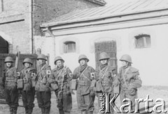 1936 lub 1937, Warszawa, Polska.
Uczestniczki kursu przysposobienia wojskowego, ćwiczenia sanitariuszek, trzecia od lewej stoi Aldona Jackiewicz.
Fot. NN, zbiory Ośrodka KARTA, udostępniła Aldona Nikoniuk.

