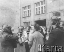 1936 lub 1937, Warszawa, Polska.
Uczestniczki kursu przysposobienia wojskowego, zakładanie masek przeciwgazowych.
Fot. NN, zbiory Ośrodka KARTA, udostępniła Aldona Nikoniuk.

