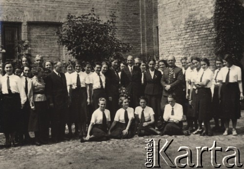 1936 lub 1937, Warszawa, Polska.
Zakończenie kursu przysposobienia wojskowego.
Fot. NN, zbiory Ośrodka KARTA, udostępniła Aldona Nikoniuk.

