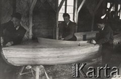 1947, Giżycko, Polska.
Uczniowie Liceum Pedagogicznego w szkolnym warsztacie podczas budowania łódek klasy BM na potrzeby Szkolnej Bazy Sportów Wodnych.
Fot. NN, zbiory Ośrodka KARTA, udostępniła Aldona Nikoniuk.

