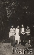 1947, Giżycko, Polska.
Idą od lewej: Ignacy Nikoniuk, Aldona Jackiewicz (nauczycielka wychowania fizycznego w Liceum pedagogicznym), NN, Stefania Jackiewicz (nauczycielka w Szkole Ćwiczeń).
Fot. NN, zbiory Ośrodka KARTA, udostępniła Aldona Nikoniuk.

