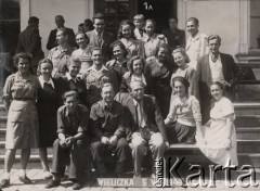 5.07.1949, Wieliczka, Polska.
Uczniowie Liceum Pedagogicznego w Giżycku na wycieczce w Wieliczce, na górze pierwszy z prawej stoi Ignacy Nikoniuk, obok niego Aldona Jackiewicz (nauczycielka), na dole drugi od lewej siedzi nauczyciel Wincenty Dworzańczyk.
Fot. NN, zbiory Ośrodka KARTA, udostępniła Aldona Nikoniuk.

