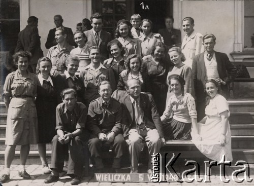 5.07.1949, Wieliczka, Polska.
Uczniowie Liceum Pedagogicznego w Giżycku na wycieczce w Wieliczce, na górze pierwszy z prawej stoi Ignacy Nikoniuk, obok niego Aldona Jackiewicz (nauczycielka), na dole drugi od lewej siedzi nauczyciel Wincenty Dworzańczyk.
Fot. NN, zbiory Ośrodka KARTA, udostępniła Aldona Nikoniuk.

