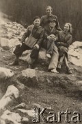 1949, Zakopane, Polska.
Wycieczka uczniów i nauczycieli Liceum Pedagogicznego z Giżycka, a lewej siedzi Wincenty Dworzańczyk, z prawej Aldona Jackiewicz.
Fot. NN, zbiory Ośrodka KARTA, udostępniła Aldona Nikoniuk.

