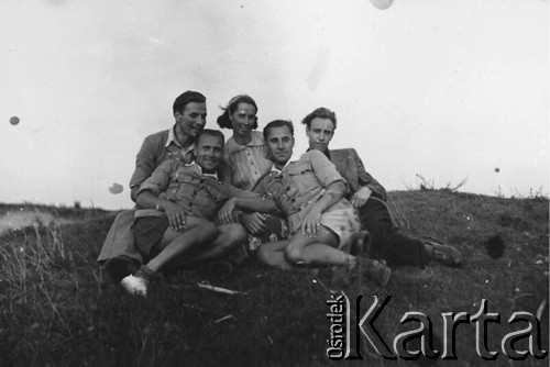 1949, Giżycko, Polska.
Uczniowie Liceum Pedagogicznego i nauczycielka Aldona Jackiewicz, po maturze przed wyjazdem chłopaków na studia, na zdjęciu Kazimierz Kubicki, Leopld Kozakiewicz, Nikoniuk i NN.
Fot. NN, zbiory Ośrodka KARTA, udostępniła Aldona Nikoniuk.