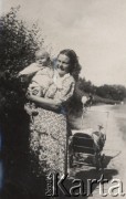 Brak daty, Giżycko, Polska.
Wanda Rawa, nauczycielka Szkoły Ćwiczeń, która w 1946 r. powstała przy Państwowym Liceum Pedagogicznym, na zdjęciu z synem Mieczysławem.
Fot. NN, zbiory Ośrodka KARTA, udostępniła Aldona Nikoniuk.

