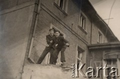 1947, Giżycko, Polska.
Uczniowie Liceum Pedagogicznego na murku.
Fot. NN, zbiory Ośrodka KARTA, udostępniła Aldona Nikoniuk.

