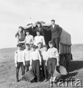 1958-1963, Giżycko, Polska.
Uczniowie Technikum Melioracji Wodnych z Giżycka na wykopkach.
Fot. Ignacy Nikoniuk, zbiory Ośrodka KARTA, udostępniła Aldona Nikoniuk.

