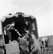 1958-1963, Giżycko, Polska.
Uczniowie Technikum Melioracji Wodnych z Giżycka na wykopkach.
Fot. Ignacy Nikoniuk, zbiory Ośrodka KARTA, udostępniła Aldona Nikoniuk.

