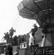 1958-1963, Giżycko, Polska.
Ludzie na karuzeli.
Fot. Ignacy Nikoniuk, zbiory Ośrodka KARTA, udostępniła Aldona Nikoniuk.

