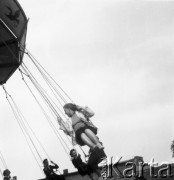 1958-1963, Giżycko, Polska.
Dziewczyny na karuzeli.
Fot. Ignacy Nikoniuk, zbiory Ośrodka KARTA, udostępniła Aldona Nikoniuk.

