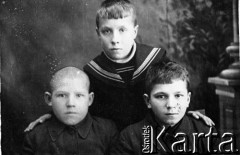 Brak daty, Zagorsk, Moskiewska obł., ZSRR.
Dzieci polskie w Domu Dziecka w Zagorsku: Chamelec Marian, Nuckowski Wojtek, Wowa. Dedykacja na odwrocie: 