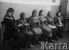 Lata 40-te, Zagorsk, Moskiewska obł., ZSRR.
Dziewczęta w Polskim Domu Dziecka w Zagorsku. Na zdjęciu występują (prawdopodobnie od lewej): Erlena Blumenkrautz, Antosia Sternal, Renia Łuniewska, Lodzia Tatowa, Marysia Dzimo, Zofia Kolasz.
Fot. NN, zbiory Ośrodka KARTA, udostępnił Mirosław Popławski