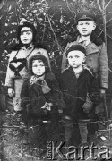 1940, Kontoszyn, Barnauł okolice, Ałtajski Kraj, ZSRR.
Grupa dzieci. Stoją od lewej: Elżbieta Kowal (obecnie Sędek) i Tadeusz Kowal, z tyłu: Janina Krupa (Peryc) i Roman Wasilewski.
Fot. NN, zbiory Ośrodka KARTA, udostępniła Elżbieta Sędek