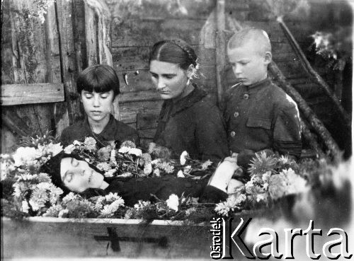 Wrzesień 1944, Miczurińsk, Tambowska obł., ZSRR.
Deportowani do ZSRR: Wanda, Marysia i Staszek Daniccy przy matce, Annie Danickiej-Chmiel, zmarłej 6.09.1944 w Miczurińsku w wieku 44  lat. Wanda Danicka była wychowawczynią w Polskim Domu Dziecka w Miczurińsku. W pogrzebie uczestniczyły dzieci i wychowawczynie.
Fot. NN, zbiory Ośrodka KARTA, udostępniła Wanda Radomska