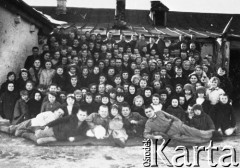 Luty 1946, Obłowka, Tambowska obł., ZSRR.
Grupa wychowanków oraz personel Polskiego Domu Dziecka w Obłowce. W środku dyrektor domu Piotr Wojciechowski, także Wanda Danicka, Billewiczowa i inni nauczyciele.
Fot. NN, zbiory Ośrodka KARTA, udostępniła Wanda Radomska