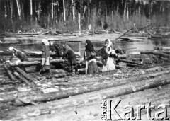 Maj 1941, posiołek Kajgorodek, Komi ASRR, ZSRR.
Polacy deportowani do ZSRR podczas pracy przy spławie drewna na rzece Sysoła. Na tratwie pierwsza z prawej: Wanda Radomska (z d. Danicka, z siekierą), pozostali: Wacław Musiał, Aniela Wojtas, Anna Obertacka.
Fot. NN, zbiory Ośrodka KARTA, udostępniła Wanda Radomska.
