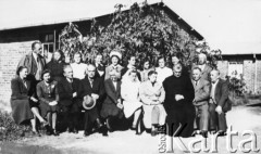 1943, Oudtshoorn, Afryka.
Personel obozu dla polskich uchodźców wraz z grupą młodzieży.
Fot. NN, zbiory Ośrodka KARTA, udostępniła Władysława Łosek.