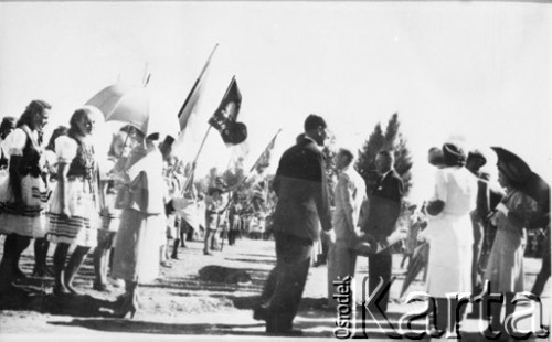 1947, Oudtshoorn, Afryka
Wizyta króla Jerzego VI wraz z małżonką królową Elżbietą w obozie dla uchodźców. Na fotografii królowa rozmawia z dziewczynkami w ludowych strojach.
Fot. NN, zbiory Ośrodka KARTA, udostępnił Jan Banach.