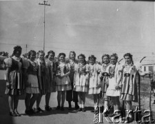 1947, Oudtshoorn, Afryka
Dziewczynki w strojach narodowych. Na zdjęciu: Maria Niedojadło, Jakubowska, Pawłowska, Górka, Stępkowska, Piotrowska, Szymańska, Klimaszewska, Jarmoluk, Brzozowska, Kłosowska.
Fot. NN, zbiory Ośrodka KARTA, udostępnił Jan Banach.
