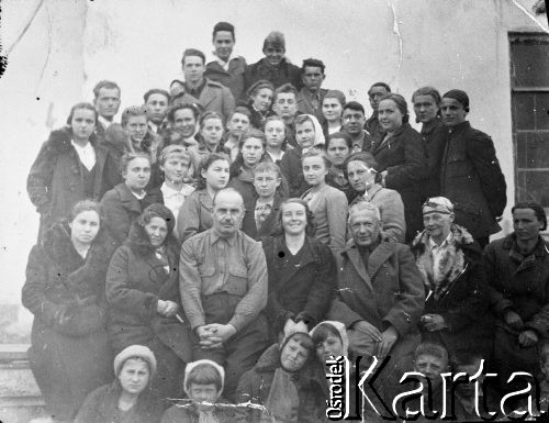 Lata 40-te, Biełowka, stacja Mamlutka, Siewierokazachska obł., Kazachstan, ZSRR.
Fotografia grupowa wykonana w latach 1940-1946. Na zdjęciu m.in. K.Fronczak, T.Leszczyński, K.Gradowski, J.Tomaszykówna, W.Żebrowska, M.Tomaszykówna, E.Doroszkówna, S.Ładówna, J.Żebrowska, B.Huszczanka, Morozowicz, E.Żebrowski.
Fot. NN, zbiory Ośrodka KARTA, udostępnił Edward Strzyżewski