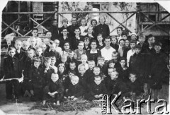 1944, Tokmak, Frunzeńska obł., Kirgizja, ZSRR.
Grupa dzieci i personel na tle budynku sierocińca.
Fot. NN, zbiory Ośrodka KARTA, udostępniła Bronisława Fabiszewska