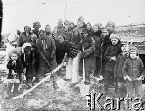 15.04.1941, Biełowka, stacja Mamlutka, Siewierokazachska obł., ZSRR.
Sowchoz nr 288 f.N 2, grupa zesłańców deportowanych 13 kwietnia do Kazachstanu; pierwsza z lewej w drugim rzędzie stoi Maria Sobczyk, wywieziona wraz z pięciorgiem dzieci z Drui, przed nią (mała dziewczynka, trzecia z lewej) jej córka Jadwiga Sobczyk, pierwszy z prawej stoi Henryk Sobczyk, czwarta i piąta osoba z prawej to Jan i Maria Szałkowscy, piąta z lewej w drugim rzędzie to p. Puzyrewska.
Fot. NN, zbiory Ośrodka KARTA, udostępnił Eugeniusz Szałkowski