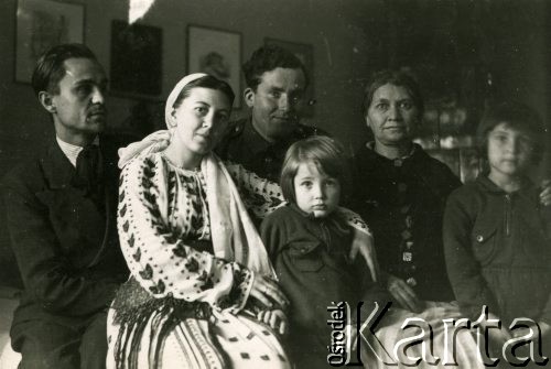 1939-1941, Rumunia.
Grupa osób w mieszkaniu.
Fot. Zbigniew Suchodolski, zbiory Ośrodka KARTA