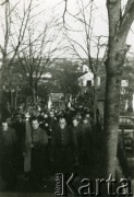 1939-1941, Rumunia.
Obóz internowania dla żołnierzy Wojska Polskiego, uroczystości religijne - kolumna żołnierzy z ukwieconym krzyżem.
Fot. Zbigniew Suchodolski, zbiory Ośrodka KARTA