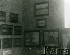 1939-1941, Rumunia.
Obóz internowania dla żołnierzy Wojska Polskiego, wystawa prac malarskich  - obrazy Zbigniewa Suchodolskiego i Tomasza Stanisława Kowalskiego.
Fot. Zbigniew Suchodolski, zbiory Ośrodka KARTA