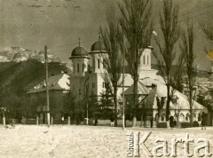 1939-1941, Rumunia.
Fragment miasteczka, kościół na tle gór.
Fot. Zbigniew Suchodolski, zbiory Ośrodka KARTA