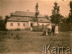 Lata 20., Polska.
Zbigniew Suchodolski z rodziną w leśniczówce.
Fot. NN, zbiory Ośrodka KARTA, kolekcja Zbigniewa Suchodolskiego [AW III/315]