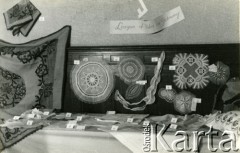 24.03.-2.06.1946, Hagen-Kabel, Niemcy.
Wystawa rękodzieła w obozie dla displaced persons (dipsów) czyli osób, które w po zakończeniu działań wojennych pozostawały poza granicami swojego kraju. 
Fot. NN, zbiory Ośrodka KARTA, kolekcja Zbigniewa Suchodolskiego [AW III/315]