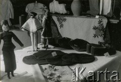 24.03.-2.06.1946, Hagen-Kabel, Niemcy.
Wystawa rękodzieła w obozie dla displaced persons (dipsów) czyli osób, które w po zakończeniu działań wojennych pozostawały poza granicami swojego kraju. 
Fot. NN, zbiory Ośrodka KARTA, kolekcja Zbigniewa Suchodolskiego [AW III/315]
