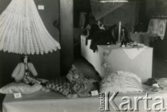 24.03.-2.06.1946, Hagen-Kabel, Niemcy.
Wystawa rękodzieła w obozie dla displaced persons (dipsów) czyli osób, które w po zakończeniu działań wojennych pozostawały poza granicami swojego kraju. 
Fot. NN, zbiory Ośrodka KARTA, kolekcja Zbigniewa Suchodolskiego [AW III/315]