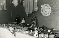 24.03.-2.06.1946, Hagen-Kabel, Niemcy.
Wystawa rękodzieła w obozie dla displaced persons (dipsów) czyli osób, które w po zakończeniu działań wojennych pozostawały poza granicami swojego kraju. 
Fot. NN, zbiory Ośrodka KARTA, kolekcja Zbigniewa Suchodolskiego [AW III/315]