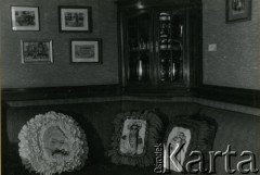 24.03.-2.06.1946, Hagen-Kabel, Niemcy.
Wystawa rękodzieła w obozie dla displaced persons (dipsów) czyli osób, które w po zakończeniu działań wojennych pozostawały poza granicami swojego kraju. 
Fot. NN, zbiory Ośrodka KARTA, kolekcja Zbigniewa Suchodolskiego [AW III/315]