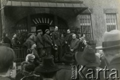 24.03.-2.06.1946, Hagen-Kabel, Niemcy.
Osoby przebywające w obozie dla displaced persons (dipsów) czyli osób, które w po zakończeniu działań wojennych pozostawały poza granicami swojego kraju. 
Fot. NN, zbiory Ośrodka KARTA, kolekcja Zbigniewa Suchodolskiego [AW III/315]