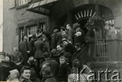 24.03.-2.06.1946, Hagen-Kabel, Niemcy.
Osoby przebywające w obozie dla displaced persons (dipsów) czyli osób, które w po zakończeniu działań wojennych pozostawały poza granicami swojego kraju. 
Fot. NN, zbiory Ośrodka KARTA, kolekcja Zbigniewa Suchodolskiego [AW III/315]