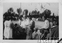 1942, Pogrom-Orłowskaja, Uzbekistan, ZSRR.
Nabożeństwo konsekrowane przez biskupa Józefa Gawlinę.
Fot. NN, zbiory Ośrodka KARTA, przekazał Józef Bieńkowski