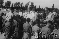 1942, Pogrom-Orłowskaja, Uzbekistan, ZSRR.
Nabożeństwo konsekrowane przez biskupa Józefa Gawlinę.
Fot. NN, zbiory Ośrodka KARTA, przekazał Józef Bieńkowski