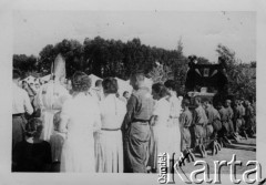 1942, Pogrom-Orłowskaja, Uzbekistan, ZSRR.
Nabożeństwo konsekrowane przez biskupa Józefa Gawlinę.
Fot. NN, zbiory Ośrodka KARTA, przekazał Józef Bieńkowski