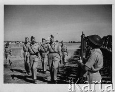 1943-1944, Bliski Wschód.
Wódz Naczelny Polskich Sił Zbrojnych gen. Kazimierz Sosnkowski (1. z prawej), gen. Władysław Anders (z lewej, obok gen. Sosnkowskiego) w otoczeniu oficerów Armii Polskiej na Wschodzie. W drugim rzędzie po lewej za gen. W. Andersem idzie jego adiutant, ppor. Eugeniusz Lubomirski.
Fot. NN, zbiory Ośrodka KARTA, przekazał Józef Bieńkowski